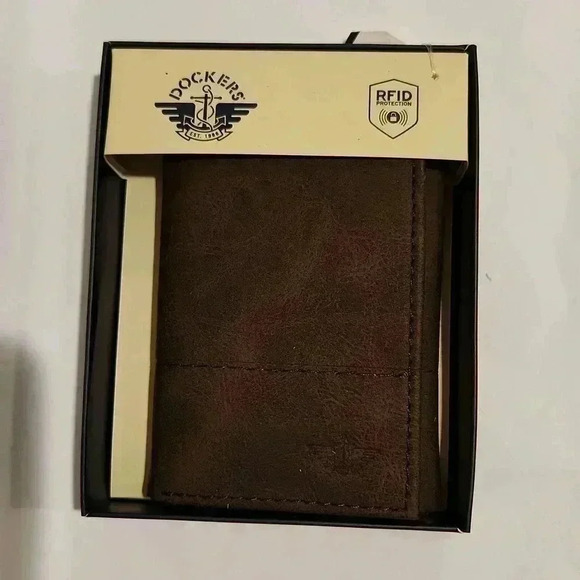 Dockers Trifold Wallet For Men Brown Color - Picture 1 of 10